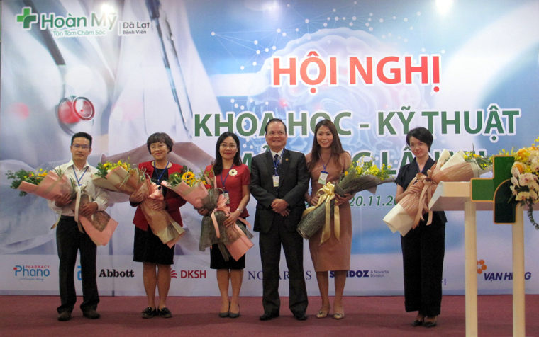 TS-BS Nguyễn Xuân Vinh -Giám đốc Bệnh viện Hoàn Mỹ Đà Lạt tặng hoa cho các nhà tài trợ là đối tác của bệnh viện