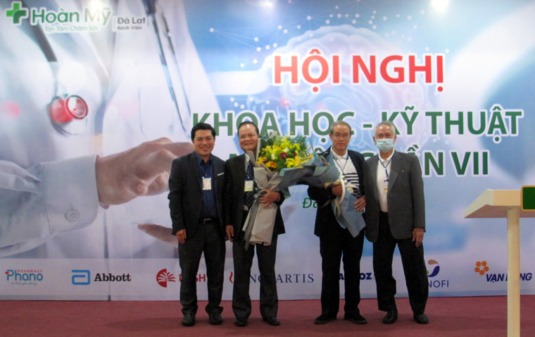 Lãnh đạo Bệnh viện Hoàn Mỹ Đà Lạt tặng hoa chúc mừng các chuyên gia chủ tọa Hội nghị Khoa học –Kỹ thuật mở rộng lần thứ VII