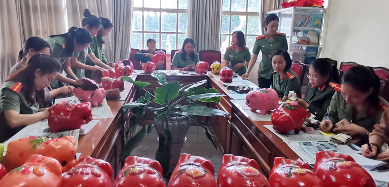 Phụ nữ Công an tỉnh khui heo đất tiết kiệm được gần 100 triệu đồng