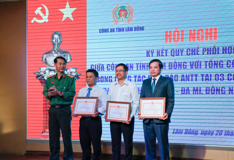 Phó Giám đốc Công an tỉnh tặng giấy khen cho các tập thể