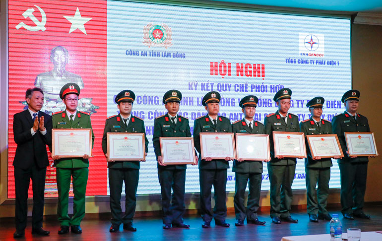 Công ty phát điện tặng giấy khen cho các tập thể.