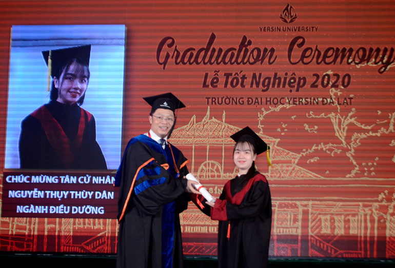 Trao bằng tốt nghiệp cho 403 tân cử nhân khóa 14