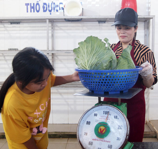 Rau được đưa vào nhà bếp sau thu hoạch. Hoài bảo rằng em và các bạn thấy bữa cơm đó ăn ngon hơn, vì được ăn những thứ do chính tay mình trồng ra.
