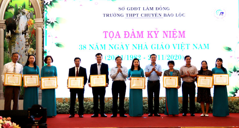 Các cán bộ, giáo viên Trường THPT Chuyên Bảo Lộc nhận danh hiệu “Chiến sĩ thi đua cấp cơ sở”