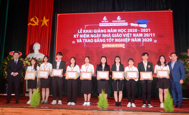 Trao học bổng cho sinh viên