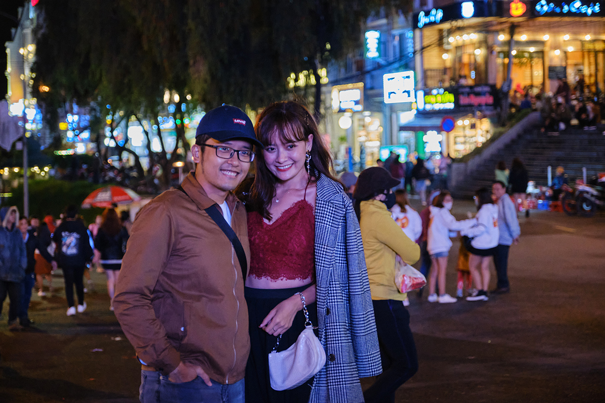 Mỗi điểm đến, du khách đều tỏ ra thích thú, cùng nhau “check in” để lưu lại khoảnh khắc đẹp tại phố đi bộ. Vẻ đẹp quyến rũ của Đà Lạt ngày cũng như đêm đã trở thành nơi chốn hấp dẫn để những đôi lứa yêu nhau hẹn hò và tìm đến
