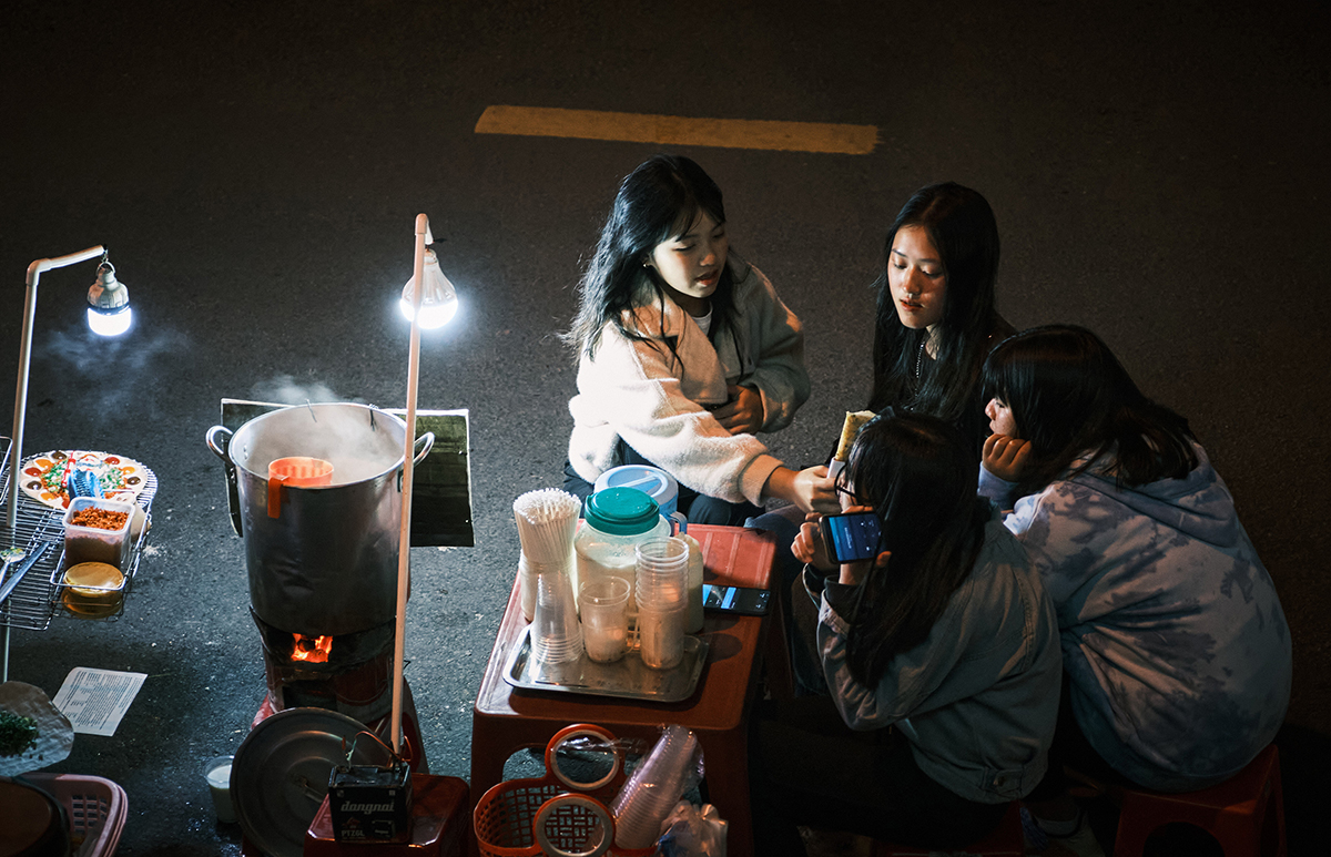 Ngoài tham gia vào các hoạt động vui chơi, du khách đến đây còn được thưởng thức những món ăn đặc trưng của người Đà Lạt. Để rồi, khi rời đi, hương vị của sữa đậu nành, của khoai lang nướng, của bánh mì xíu mại và của vô vàng những món ăn làm nên “hồn cốt” Đà Lạt khác như muốn níu giữ chân du khách, để một ngày không xa, họ lại mong được tìm về…