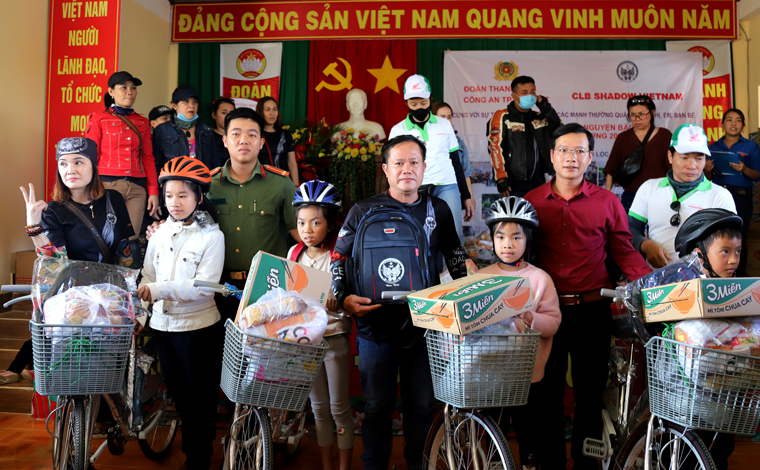 Câu lạc bộ Mô tô Việt Nam tặng quà, xe đạp cho người nghèo, học sinh khó khăn