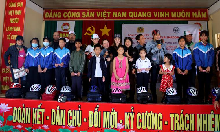 CLB Mô tô Shadow trao tặng quà cho các em học sinh nghèo vượt khó