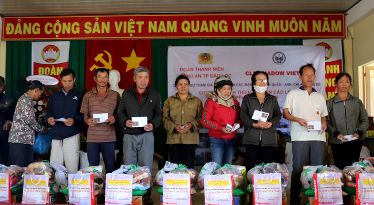 CLB Mô tô Shadow Việt Nam trao tặng quà cho các hộ nghèo xã Đam B’ri