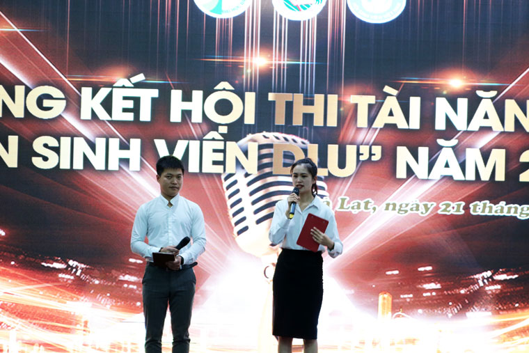 Chung kết hội thi tài năng MC "Én sinh viên DLU"