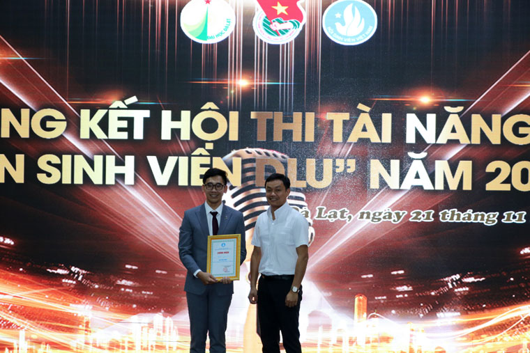Ban tổ chức trao giải cho thí sinh