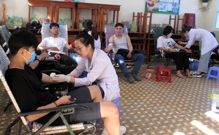 Các bạn trẻ tham gia hiến máu tình nguyện