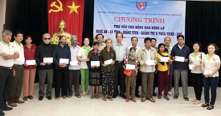 Hội trao vốn hỗ trợ sinh kế cho người dân vùng lũ