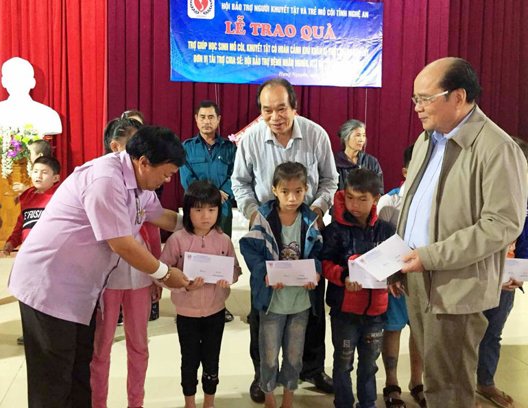Hội tiếp sức đến trường cho học sinh mồ côi, khuyết tật vùng lũ 