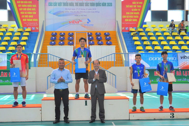 VĐV Nguyễn Đình Hoàng của Lâm Đồng trên bục nhận huy chương vàng nội dung đơn nam 17-18 tuổi