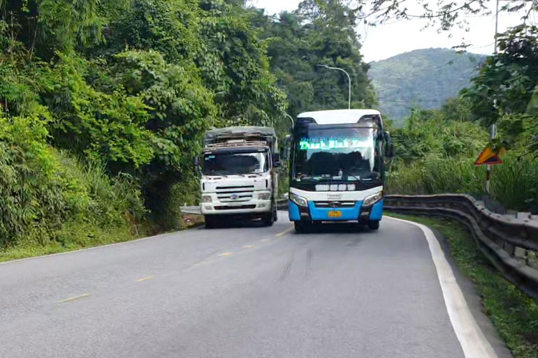 Tuy đường đèo chật kín xe cộ, nhưng khi đổ đèo Bảo Lộc tài xế điều khiển xe khách này vẫn cố tình lấn qua phần đường bên trái vượt hàng chục xe phía trước