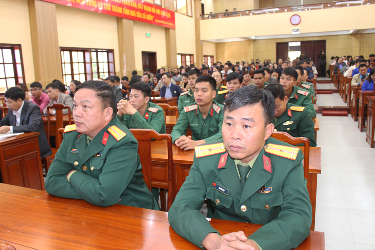 Đại diện lãnh đạo tỉnh, các đơn vị, sở, ngành, địa phương và đông đảo cử tri tham dự buổi tiếp tục cử tri