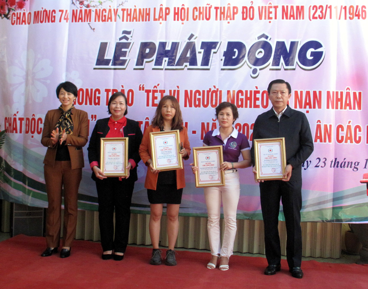 Bà Phạm Thị Phúc –Ủy viên BTV, Trưởng Ban Dân vận Tỉnh ủy trao bảng ghi nhận tấm lòng vàng cho các nhà hảo tâm