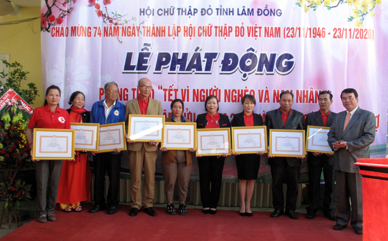 Ông Phạm S -Phó Chủ tịch UBND tỉnh trao Giấy chứng nhận cho cán bộ, hội viên, tình nguyện viên CTĐ xuất sắc