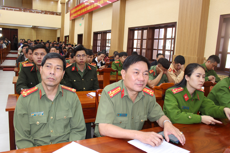 Đại diện lãnh đạo tỉnh, các đơn vị, sở, ngành, địa phương và đông đảo cử tri tham dự buổi tiếp tục cử tri