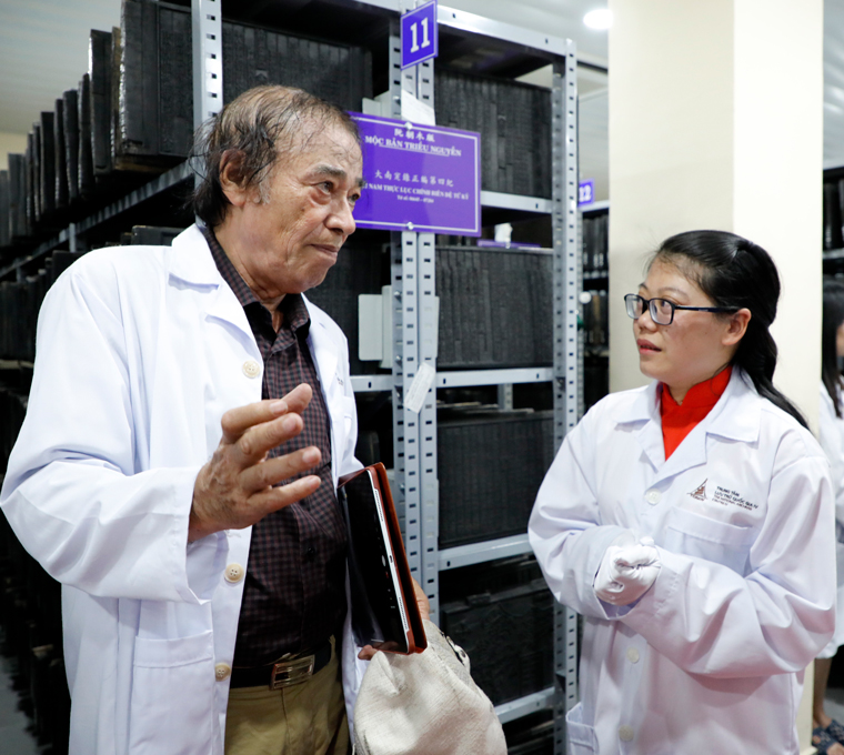 Khối Mộc bản Triều Nguyễn vô cùng quý giá hiện đang được bảo quản tại Trung tâm lưu trữ quốc gia IV chia thành hơn 100 đầu sách với nhiều nội dung được cất giữ ở một khu riêng chỉ phục vụ cho chuyên gia nghiên cứu. Trong ảnh là Đạo diễn Đào Bá Sơn trao đổi với nhân viên Trung tâm về khối Mộc bản.