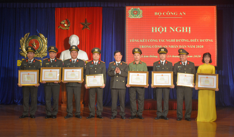 Trao bằng khen Bộ Công an cho tập thể và cá nhân có thành tích cao trong năm 2019 – 2020
