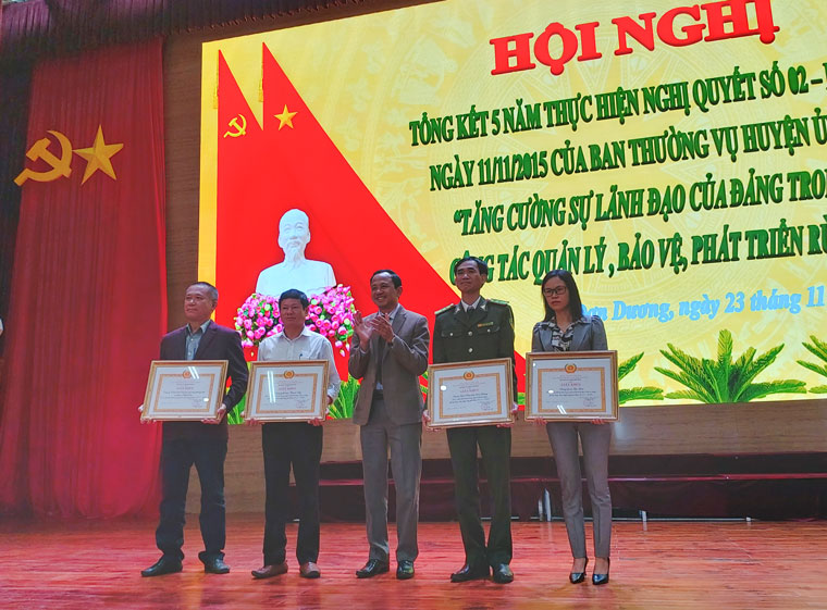 Trao giấy khen cho tập thể và cá nhân có thành tích xuất sắc trong công tác quản lý, bảo vệ, phát triển rừng