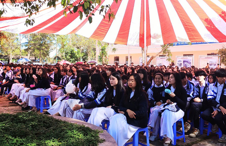 Gần 2000 học sinh dõi theo và tham gia các hoạt động chương trình