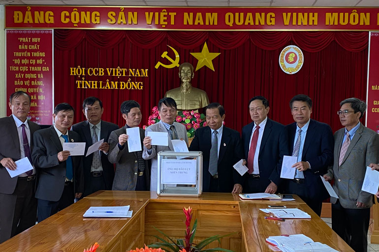 Cán bộ Hội CCB tỉnh ủng hộ đồng bào lũ lụt miền Trung