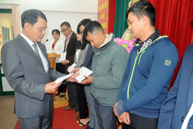 Phó Bí thư Đảng ủy Khối các cơ quan tỉnh Lương Văn Mừng trao giấy chứng nhận cho các học viên