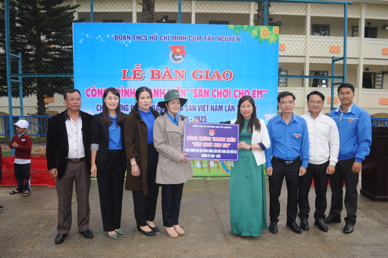 Trao "Sân chơi cho em" tại Trường Tiểu học Đa Thiện