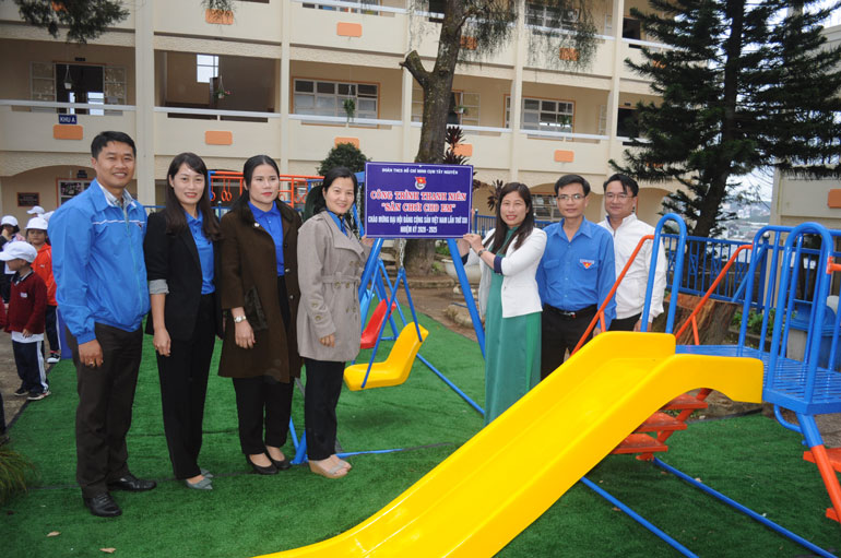 Gắn biển Công trình thanh niên “Sân chơi cho em” tại Trường Tiểu học Đa Thiện