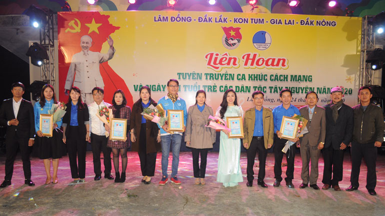 Trao giải cho các Đội tham gia Liên hoan