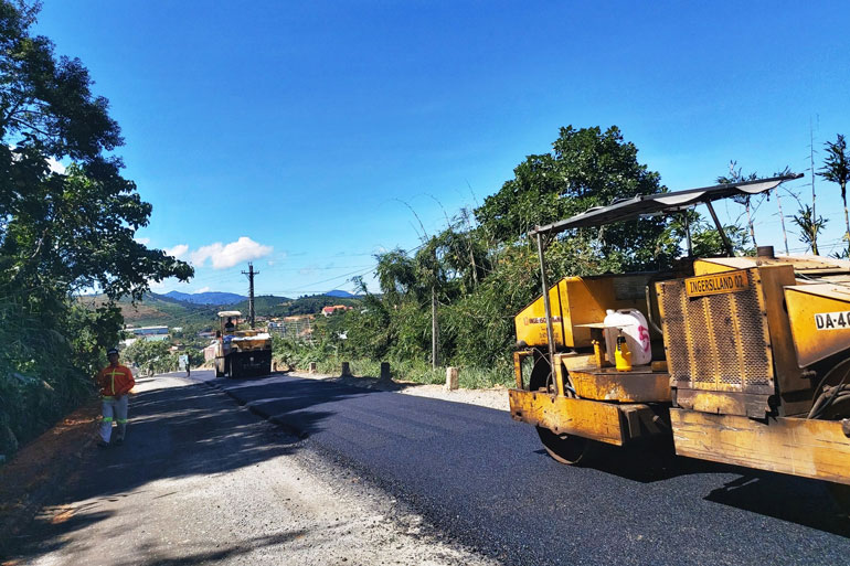 Hoàn thành sửa chữa Quốc lộ 27 từ xã Đạ K'Nàng đi Phú Sơn trước 30/12