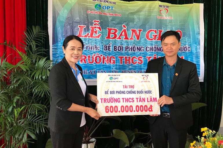 Bàn giao công trình bể bơi phòng chống đuối nước