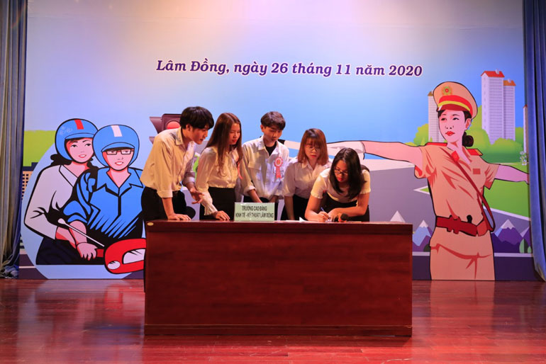Hội thi "Sinh viên với luật giao thông đường bộ"