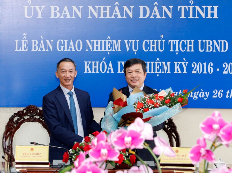 Tân Chủ tịch UBND tỉnh Trần Văn Hiệp tặng hoa chia tay đồng chí Đoàn Văn Việt
