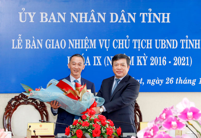 Nguyên Chủ tịch UBND tỉnh Đoàn Văn Việt tặng hoa chúc mừng đồng chí Trần Văn Hiệp