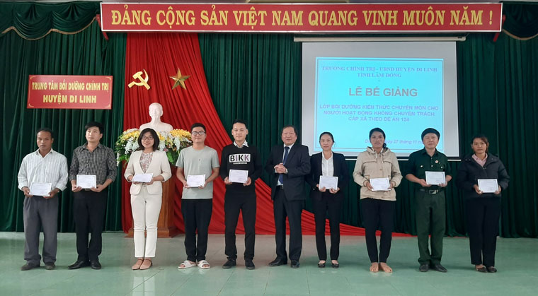 Bế giảng lớp bồi dưỡng kiến thức chuyên môn cho người hoạt động không chuyên trách cấp xã theo đề án 124