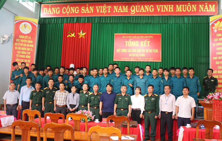 Đoàn công tác dân vận Bộ CHQS tỉnh và Học viện Lục quân chụp hình lưu niệm cùng cán bộ và Nhân dân xã Đạ Ploa sau khi hoàn thành đợt công tác dân vận đạt kết quả