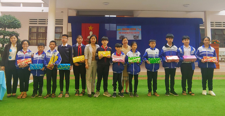 Trao phần thưởng cho học sinh có câu trả lời chính xác