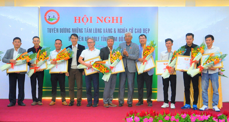 Ông Trần Đình Kháng – Chủ tịch Hội Golf Lâm Đồng trao Bằng khen của Ủy ban Mặt trận Tổ quốc tỉnh Lâm Đồng cho các cá nhân được tuyên dương