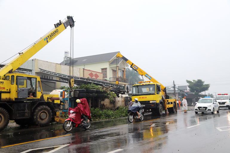 Kinh hoàng xe bồn tông vào nhiều nhà dân trên Quốc lộ 20