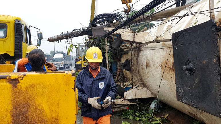 Lực lượng cứu hộ nổ lực giải phóng hiện trường