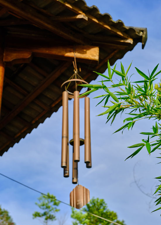 Tiếng chuông gió càng làm không gian chùa thêm yên bình