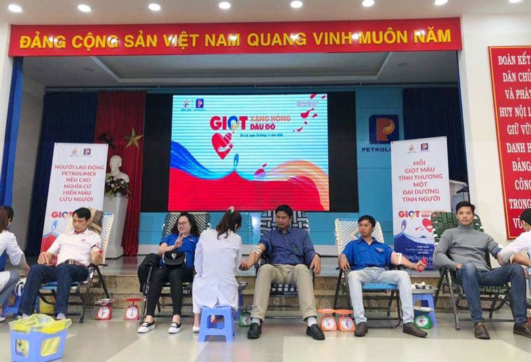 Hiến máu tình nguyện ''Giọt xăng hồng - Giọt dầu đỏ''