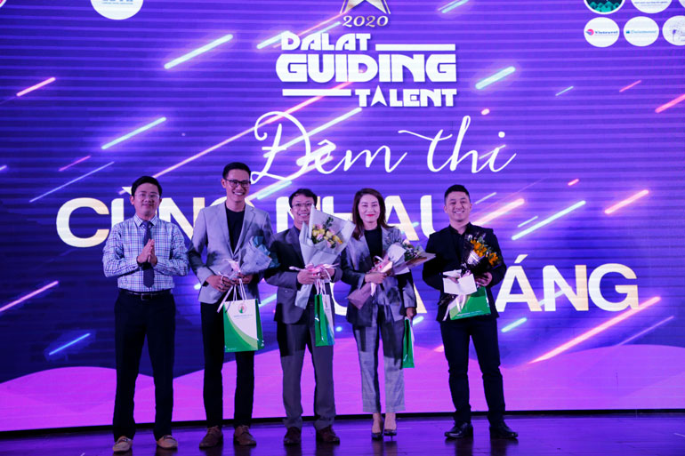 Những chuyên gia hướng dẫn các đội thi