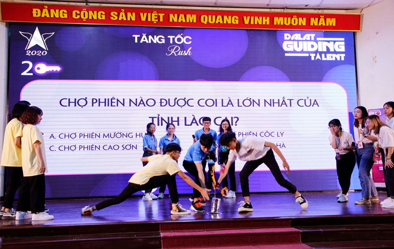 Giành quyền trả lời trong phần thi “Tăng tốc”