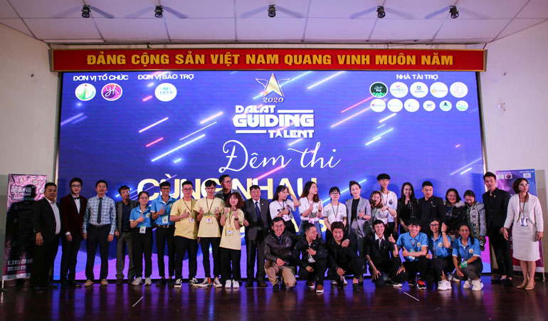 10 thí sinh vào vòng III (chung cuộc) chụp ảnh lưu niệm cùng Ban Hướng dẫn, Ban Giám khảo, Ban Cố vấn, Ban Tổ chức của Chương trình